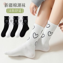 The 2024 autumn and winter European women's socks are sweet and cute, full jacquard heart-shaped, breathable, fashionable and light luxury mid-calf long socks