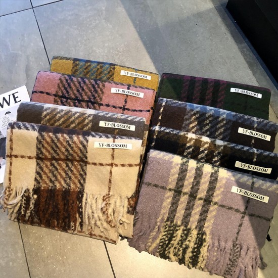 Winter warm, cold-proof, comfortable, breathable, neck-protecting scarf, simple, casual, versatile, personalized printed three-line check scarf Winter warm, cold-proof, comfortable, breathable, neck-protecting scarf, simple, casual, versatile, personalized printed three-line check scarf