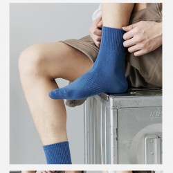Wholesale of cross-border autumn and winter men's mid-top all-cotton thickened sports socks, solid color sweat-absorbing, breathable and waist-cinching pure cotton socks